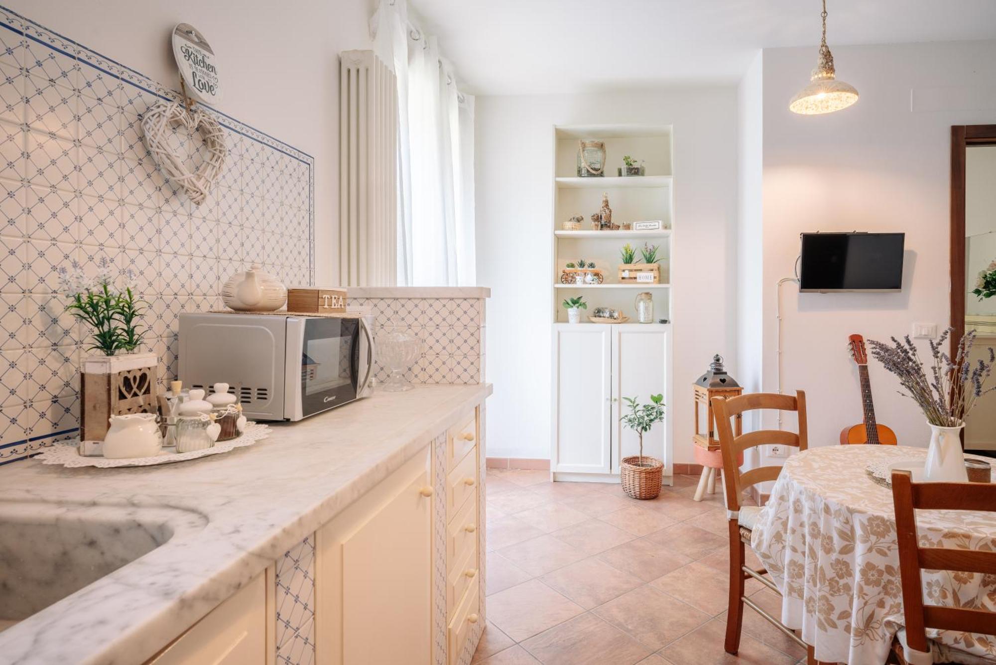 Ema'S Guest House Лука Екстериор снимка