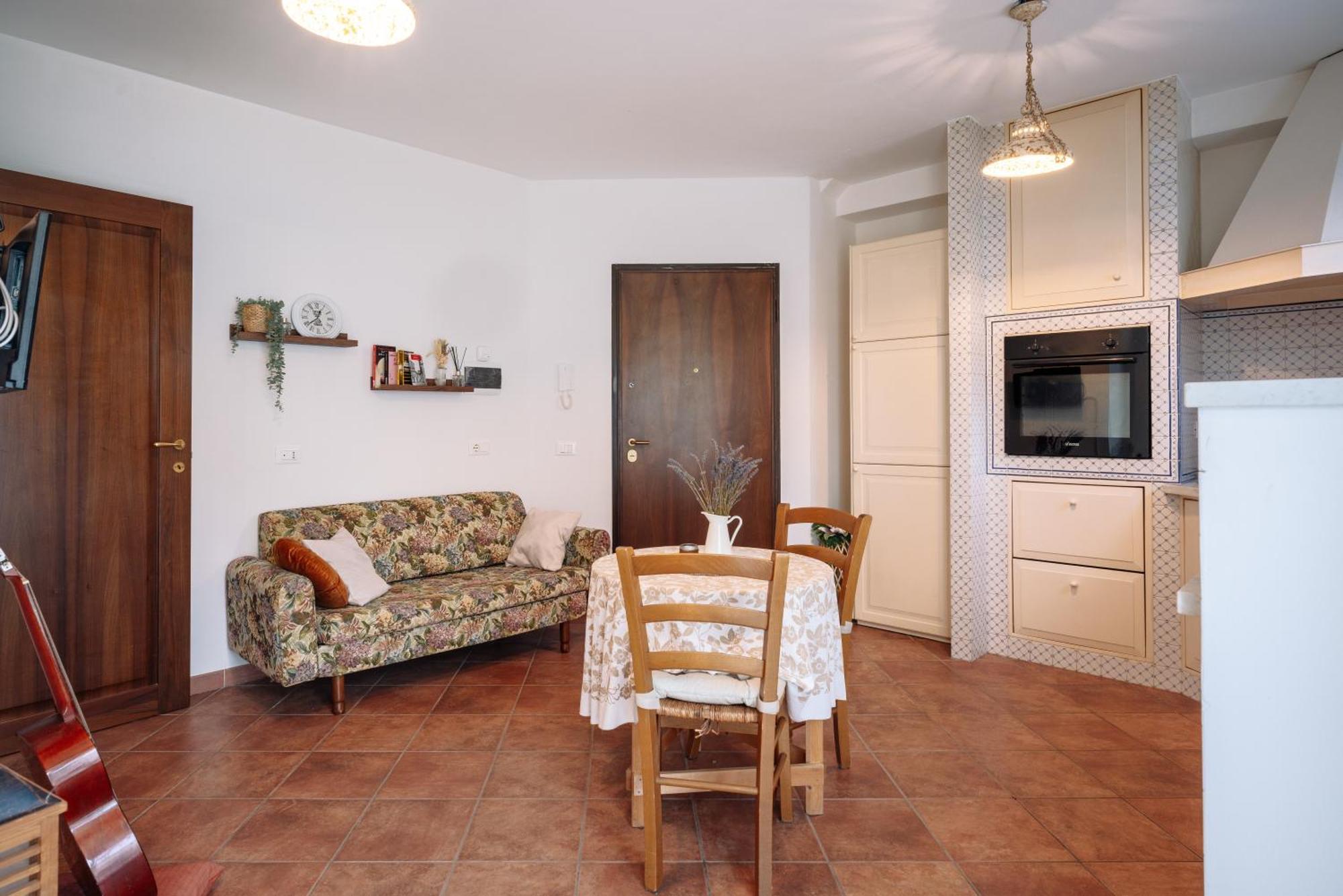 Ema'S Guest House Лука Екстериор снимка