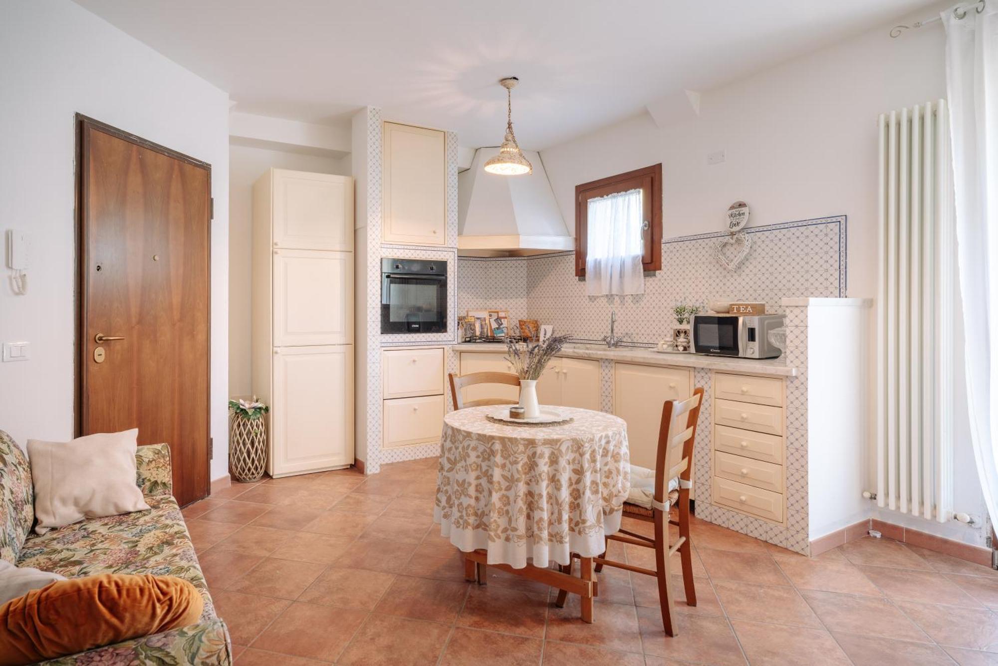 Ema'S Guest House Лука Екстериор снимка