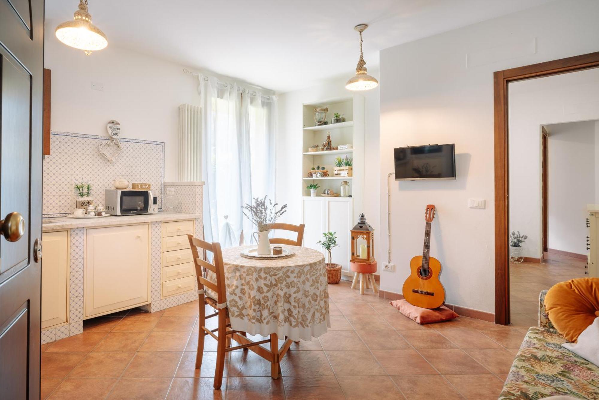 Ema'S Guest House Лука Екстериор снимка